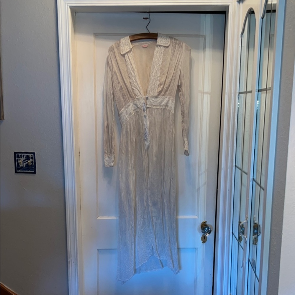 Antique Elegant White Lace Robe